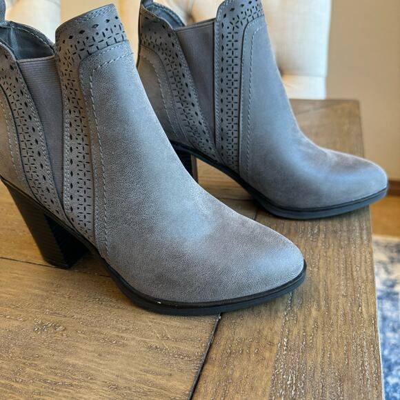 Mia Women's Gray Black Pull On Diagonal Chelsea Ankle Boots Size 6 NWOB Soft - Picture 3 of 10
